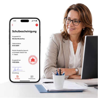 Mitarbeiterin der Schulverwaltung mit digitaler Schulbescheinigung auf dem Smartphone